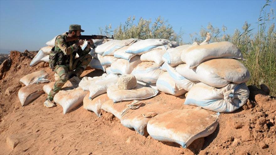 Un soldado sirio dispara contra terroristas en una ofensiva en el centro del país.