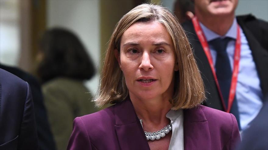 La jefa de la Diplomacia europea, Federica Mogherini, asiste a una reunión en Bruselas, 13 de noviembre de 2017.