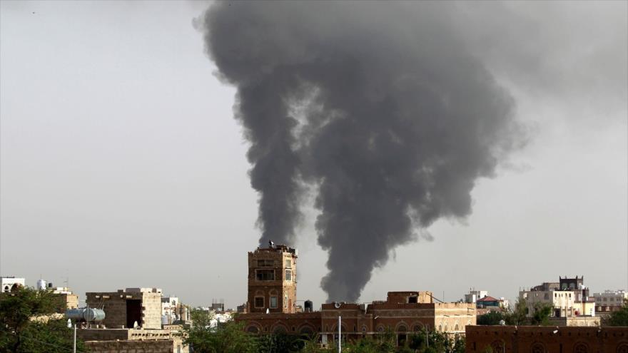 Columnas de humo se elevan, tras bombardeos de Arabia Saudí en Saná, capital de Yemen.