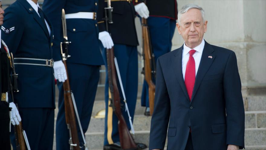 El secretario de Defensa estadounidense, James Mattis, antes de recibir a su par georgiano, Levan Izoria, en el Pentágono, 13 de noviembre de 2017. 
