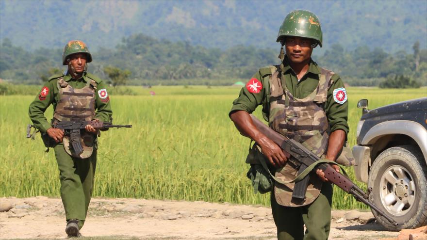Soldados del Ejército birmano patrullan una aldea en Maungdaw, en Myanmar, 21 de octubre de 2016.