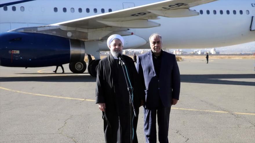 El presidente iraní, Hasan Rohani, ofrece un discurso a su llegada al aeropuerto de Kermanshah, en el oeste de Irán, 14 de noviembre de 2017.