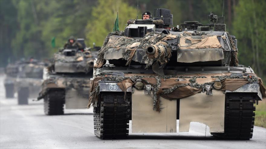 Tanques alemanes tipo Leopard participan en una maniobra militar en la ciudad de Grafenwoehr, este de Alemania, 12 de mayo de 2017.