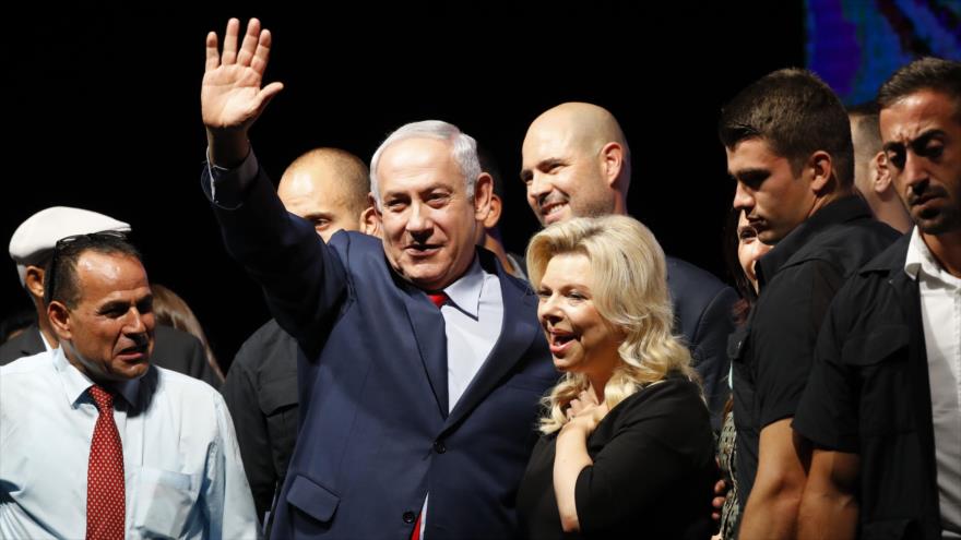El primer ministro israelí, Benyamin Netanyahu (saludando), y su esposa, Sara, en un evento de miembros y activistas del partido Likud en Tel Aviv, 9 de agosto de 2017.