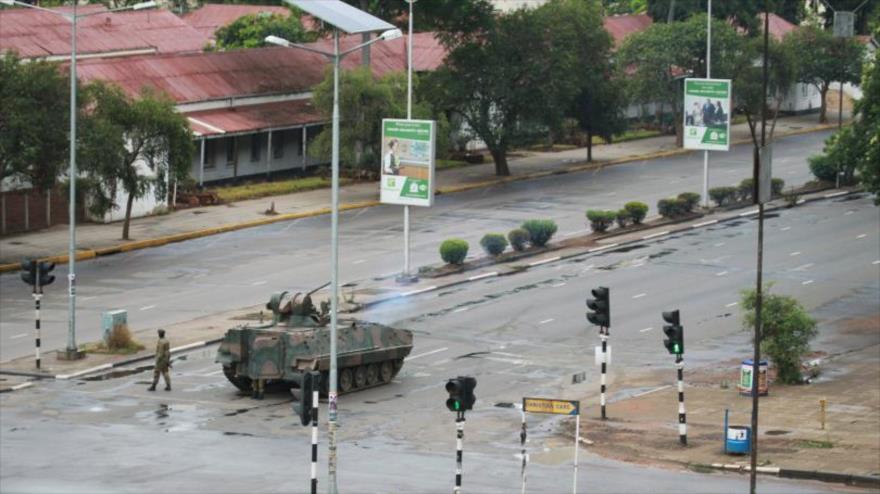 Un tanque militar con soldados armados en carretera que conduce a oficina del presidente de Zimbabue, Robert Mugabe en Harare, 15 de noviembre de 2017.