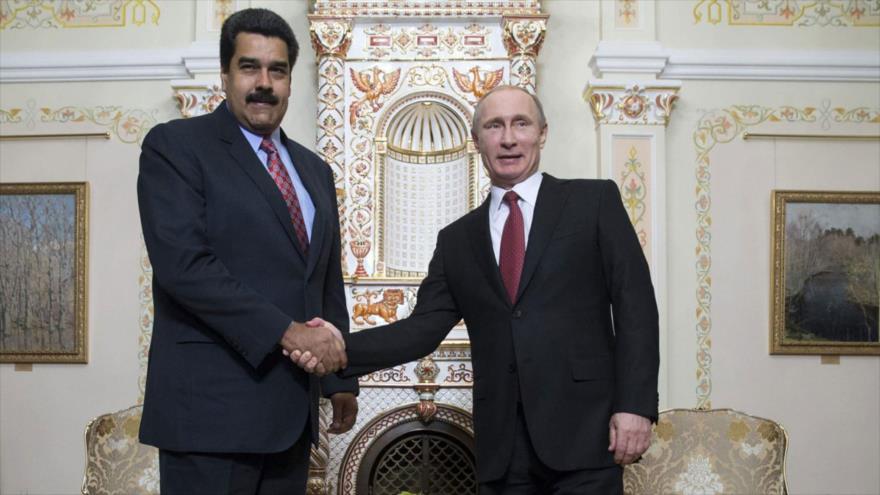 El presidente de Venezuela, Nicolás Maduro (izda.), junto a su homólogo ruso, Vladimir Putin. 