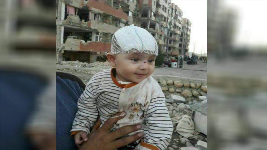 Los equipos iraníes de rescate salvan a un niño tras 3 días de estar debajo de los escombros del fuerte seísmo del domingo, 15 de noviembre de 2017.