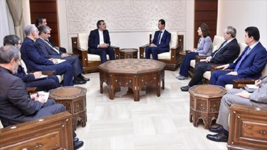 El vicecanciller iraní Husein Yaberi Ansari y el presidente sirio, Bashar al-Asad, se reúnen en Damasco, 15 de noviembre de 2017. 