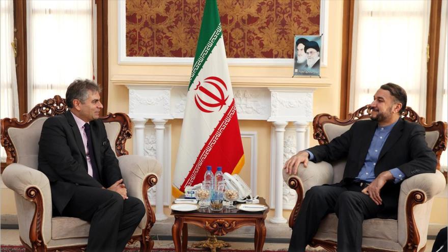 Husein Amir Abdolahian, jefe para Asuntos Internacionales del Mayles (dcha.), y el embajador libanés en Teherán, Fadi Hay Ali, 15 de noviembre de 2017.