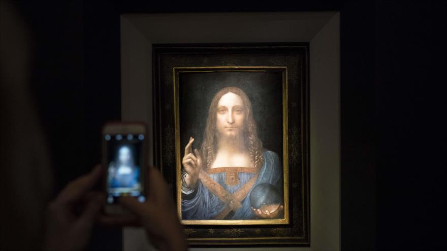 La obra ‘Salvator Mundi’, del artista Leonardo da Vinci, en una sala de subastas en Nueva York, EE.UU., 15 de noviembre de 2017.