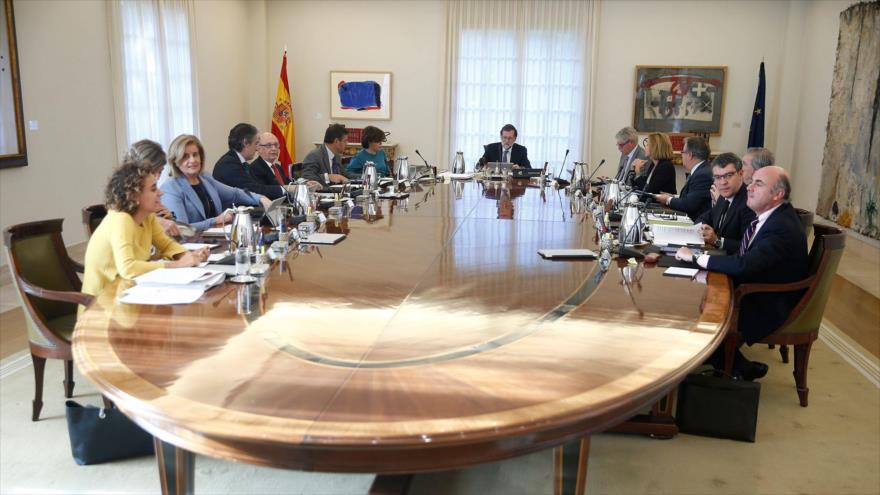 El presidente de Gobierno español, Mariano Rajoy (centro) preside una reunión de su Gabinete en el palacio de la Moncloa en Madrid, 27 de octubre de 2017.