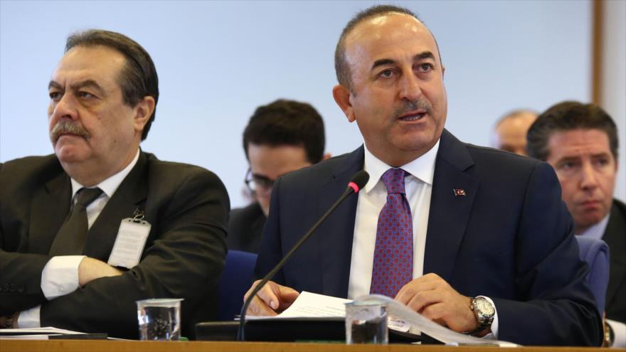 El canciller turco, Mevlut Cavusoglu, habla en la oficina del Ministerio de Asuntos Exteriores en Ankara (la capital turca), 16 de noviembre de 2017.