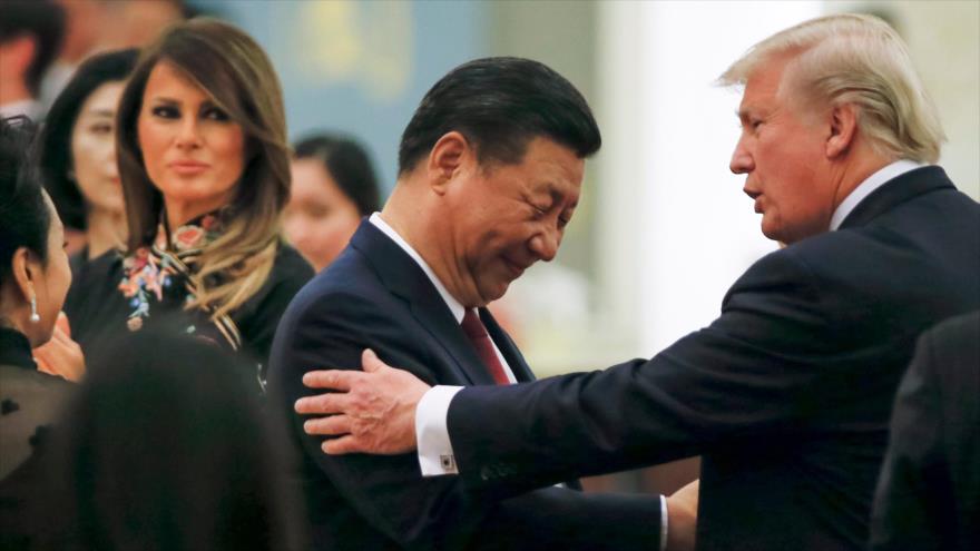 Donald Trump, presidente de EE.UU., habla con su par chino, Xi Jinping, en una cena de gala en Pekín, 9 de noviembre de 2017.