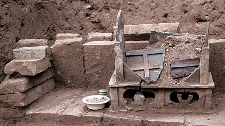 La foto muestra la urna de cerámica descubierta en una aldea china que contenía restos humanos incinerados con el nombre de Buda.