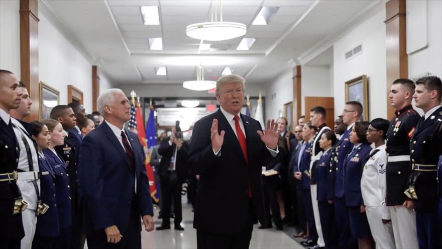 El presidente estadounidense, Donald Trump, gesticula durante una visita al Pentágono, 20 de julio de 2017.