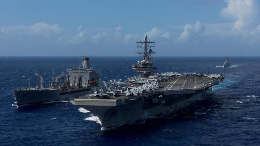 El destructor de la Armada japonesa Shimakaze sigue al portaaviones USS Ronald Reagan, de la armada estadounidense en el océano, octubre de 2017.