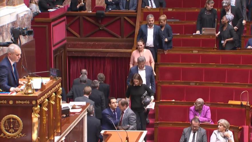 Diputados franceses salen de la Asamblea Nacional de Francia en apoyo a un activista palestino-francés detenido por Israel, 15 de noviembre de 2017.