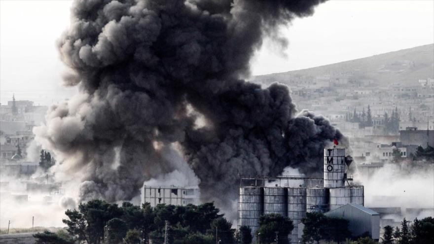 Una columna de humo producida tras un ataque aéreo de la coalición anti-EIIL, liderada por EEUU contra una zona en el norte sirio.