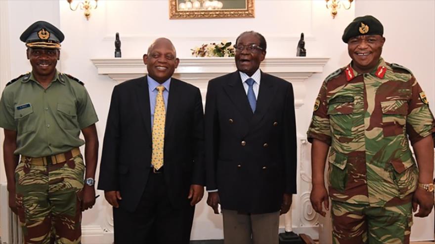 El presidente zimbabuense, Robert Mugabe (2do dcha.), tras reunirse con generales y enviados sudafricanos, 16 de noviembre de 2017.