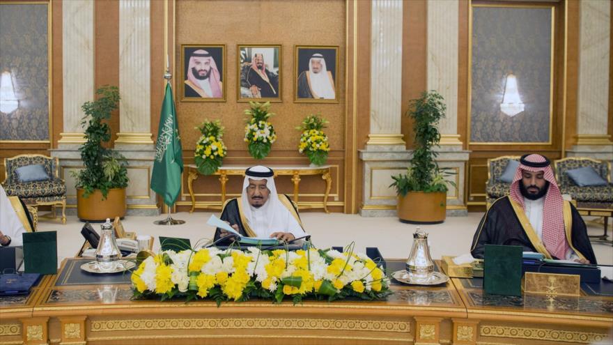 El rey saudí (izda.) preside una reunión del Gabinete, acompañado por el príncipe heredero Mohamad bin Salman (dcha.), 10 de julio de 2017.