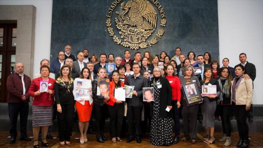 Enrique Peña Nieto (C), presidente de México, sostiene un encuentro con familiares de personas desaparecidas en Los Pinos, 16 de noviembre de 2017.