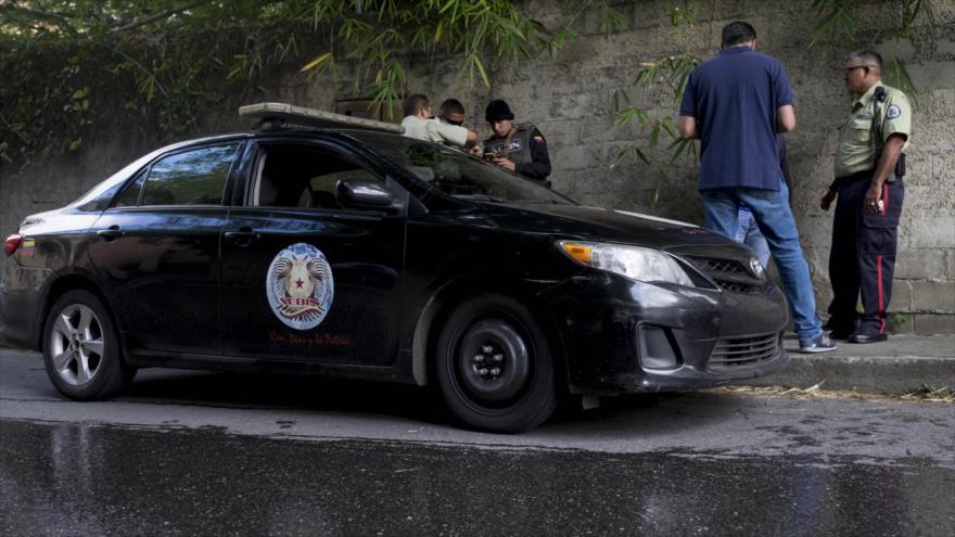Miembros del Sebin montan guardia frente a la casa del líder de la oposición venezolana Leopoldo López en Caracas, 8 de julio de 2017.