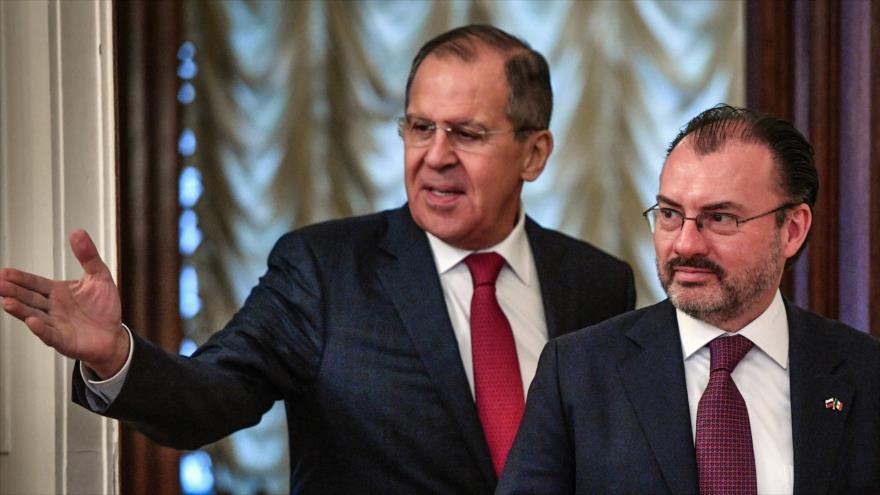 El canciller ruso, Serguei Lavrov (dcha.) y su par mexicano, Luis Videgaray, en Moscú, Rusia, 17 de noviembre de 2017.