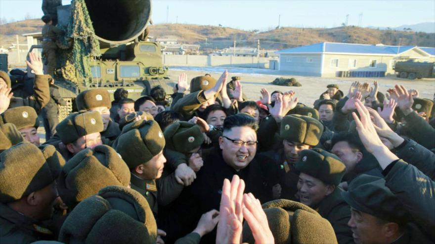 El líder norcoreano, Kim Jong-un, visita a los militares del Ejército. 
