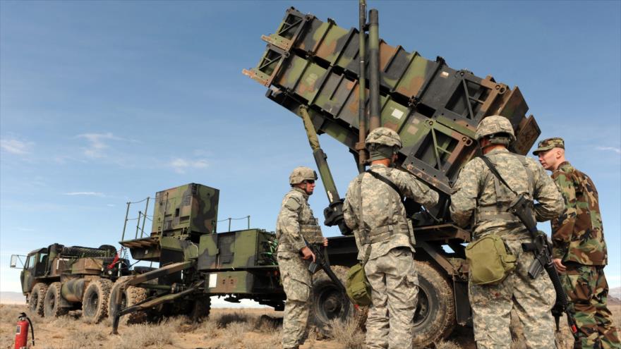 Soldados estadounidenses cerca del sistema de misiles de defensa antiaérea Patriot.