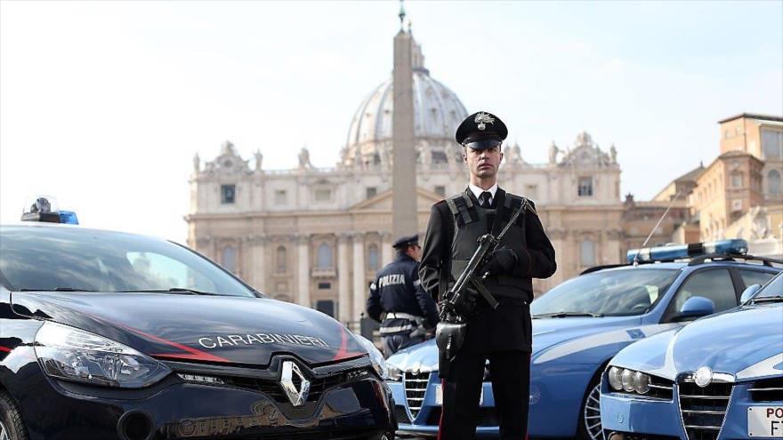 Agentes de la Policía italiana en el Vaticano.