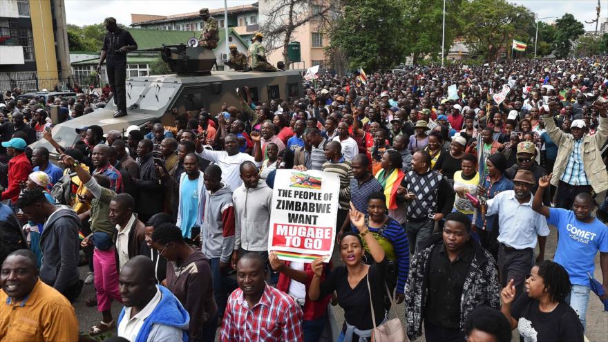 Zimbabuenses se manifiestan para forzar renuncia del presidente
