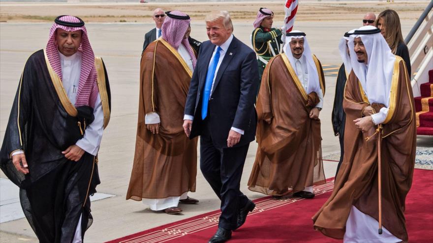 El rey de Arabia Saudí, Salman bin Abdulaziz Al Saud (dcha.), recibe al presidente de EE.UU., Donald Trump, 20 de mayo de 2017.