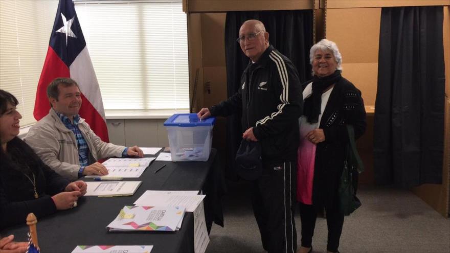 Ciudadanos chilenos en el exterior participan en las elecciones presidenciales en Wellington, Nueva Zelanda, 18 de noviembre de 2017.