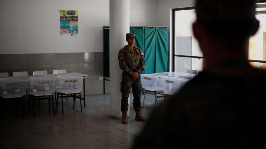 Fuerzas de seguridad se instalan en un colegio electoral en la capitalina ciudad de Santiago, 19 de noviembre de 2017. 