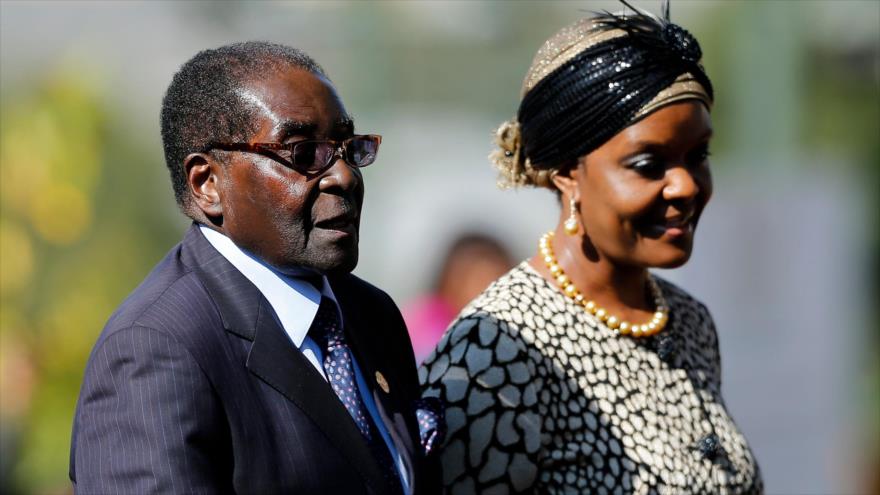 Partido del Gobierno de Zimbabue destituye a Mugabe y su esposa