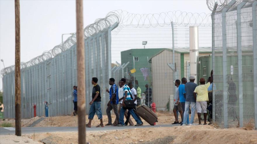 Refugiados africanos se reúnen antes de ser liberados del centro de detención de Holot, en el desierto del Néguev, en los territorios ocupados palestinos, 25 de agosto de 2015.