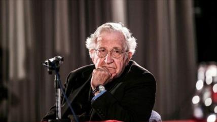 Chomsky: Trump es un hombre hábil para engañar como Hitler