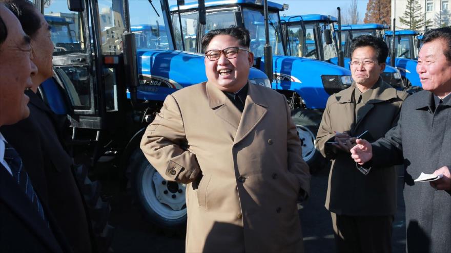 El líder norcoreano, Kim Jong-un (centro), visita una fábrica de tractores en la ciudad de Nampo, 15 de noviembre de 2017.