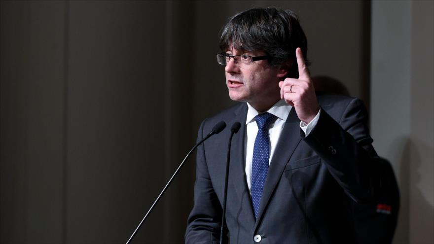 El cesado líder catalán, Carles Puigdemont, ofrece un discurso en una reunión con los alcaldes catalanes en Bruselas, Bélgica, 7 de noviembre de 2017.