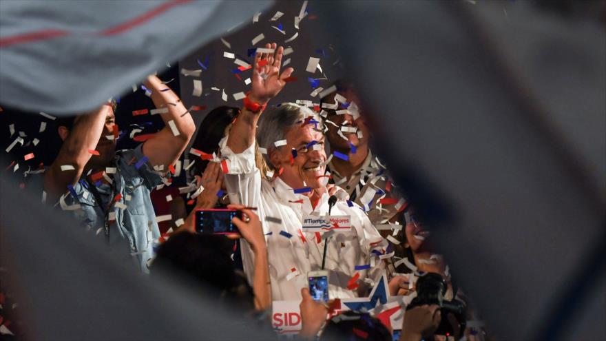 El candidato presidencial chileno, Sebastián Piñera, saluda a sus partidarios en Santiago, la capital, 19 de noviembre de 2017.