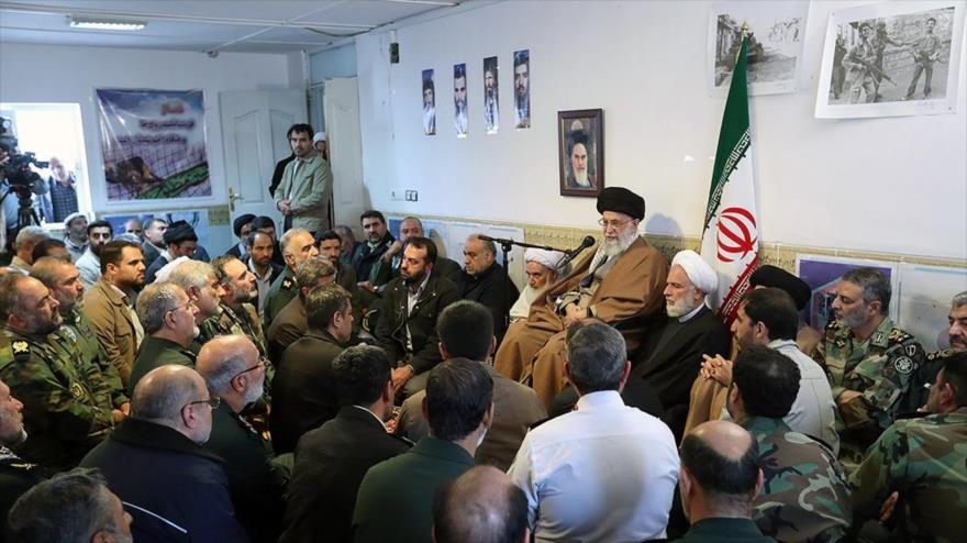 El Líder iraní, el ayatolá Seyed Ali Jamenei, en una reunión con las autoridades de la provincia de Kermanshah, 20 de noviembre de 2017.