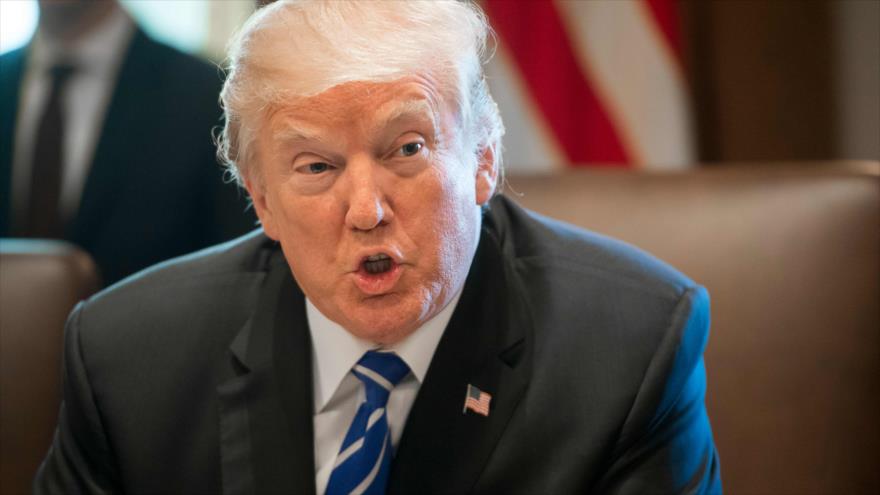 El presidente de EE.UU., Donald Trump, (C) celebra una reunión del Gabinete en la Casa Blanca, Washington, 20 de noviembre de 2017.