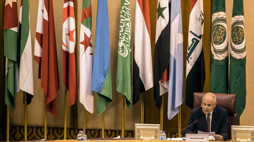 El secretario general de la Liga Árabe, Ahmed Abul Gheit, preside una reunión en la capital egipcia, El Cairo, 19 de noviembre de 2017.