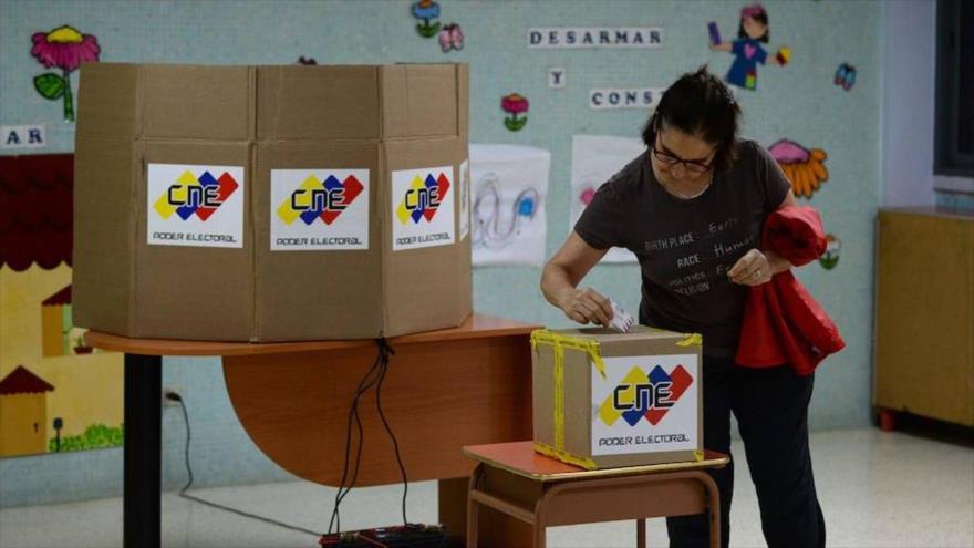 Una mujer deposita su voto en las pasadas elecciones regionales de Venezuela, 15 de octubre de 2017.