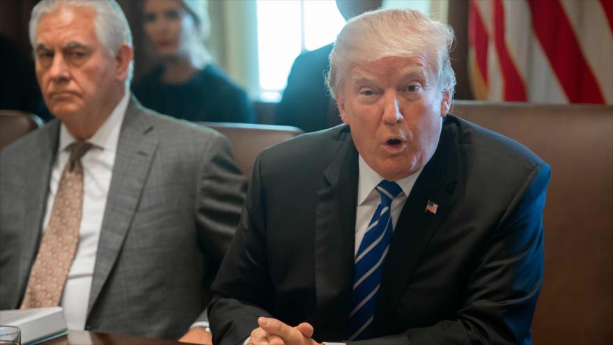 El presidente de EE.UU., Donald Trump (dcha.), junto al secretario de Estado, Rex Tillerson, en una reunión en Washington, 20 de noviembre de 2017.