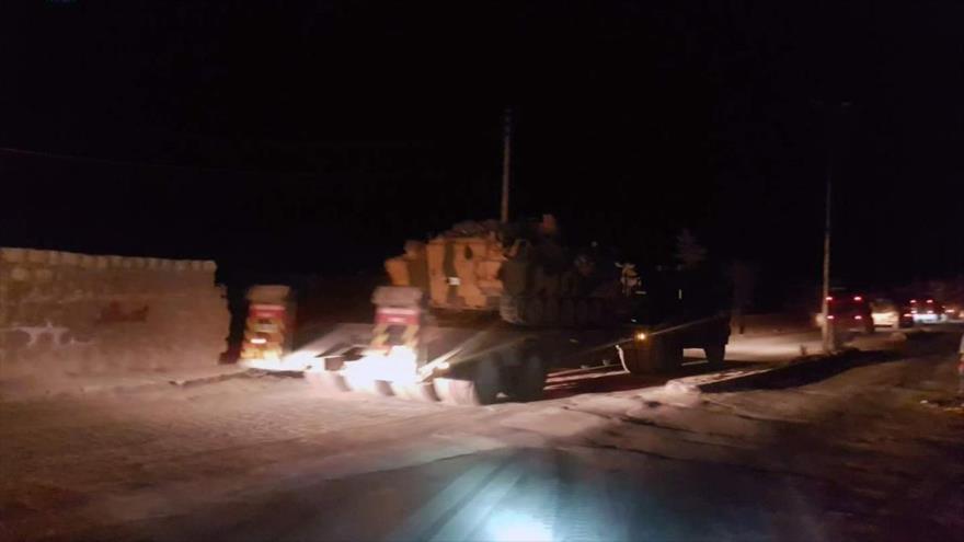 Largo convoy de vehículos militares del Ejército turco entra en Idlib,(noroeste de Siria), desde la provincia turca de Hatay, 20 de noviembre de 2017.