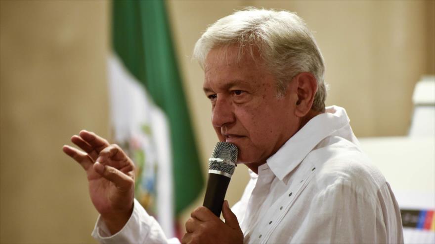 Andrés Manuel López Obrador, candidato a la Presidencia de México, habla en una rueda de prensa. 