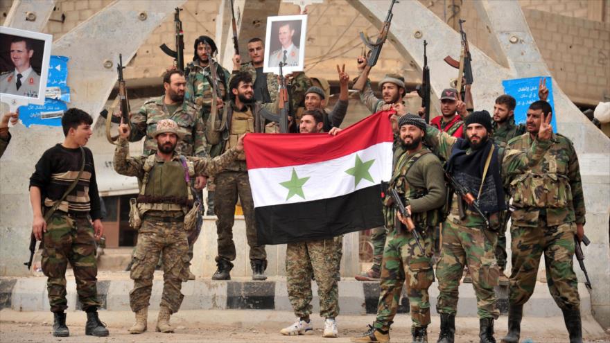 Fuerzas sirias celebran la liberación de la ciudad de Abu Kamal, último feudo de Daesh en Siria, 21 de noviembre de 2017.