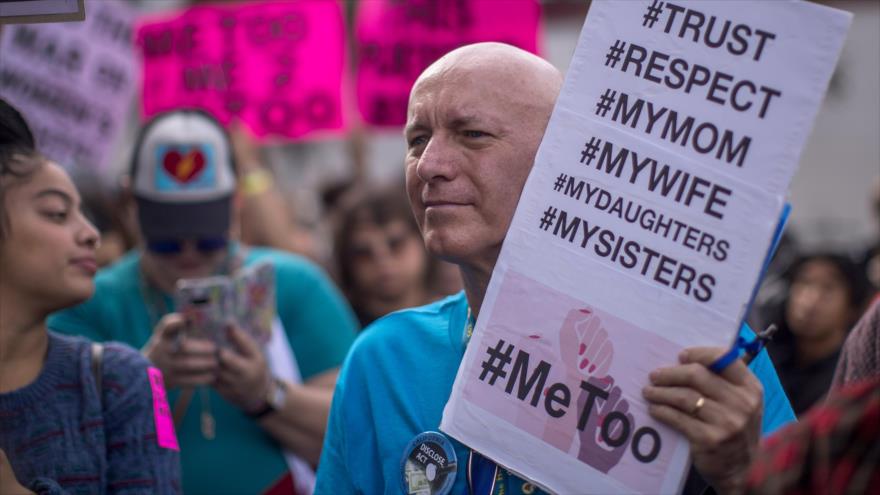 Los manifestantes participan en una marcha en respuesta a varios escándalos de acoso sexual en Los Ángeles, California, 12 de noviembre de 2017.