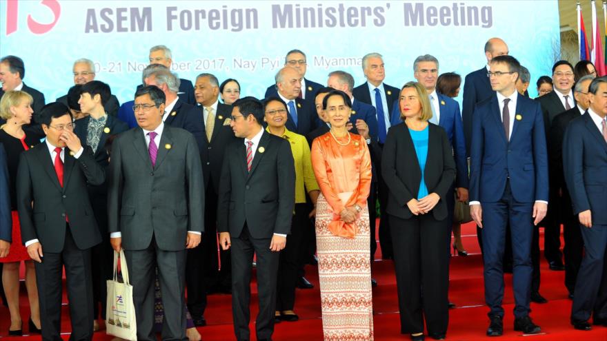 Ministros de Asuntos Exteriores de Asia y Europa antes del inicio de la conferencia de ASEM en Naipyidó, capital birmana, 20 de noviembre de 2017.